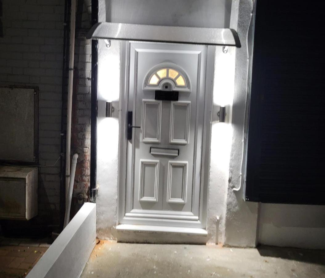 Three Bedroom Modern Apartment By Luton Airport And Luton Station Luton (Bedfordshire) Exterior foto