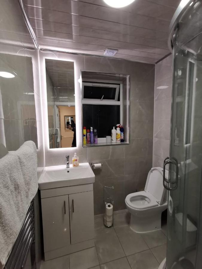 Three Bedroom Modern Apartment By Luton Airport And Luton Station Luton (Bedfordshire) Exterior foto