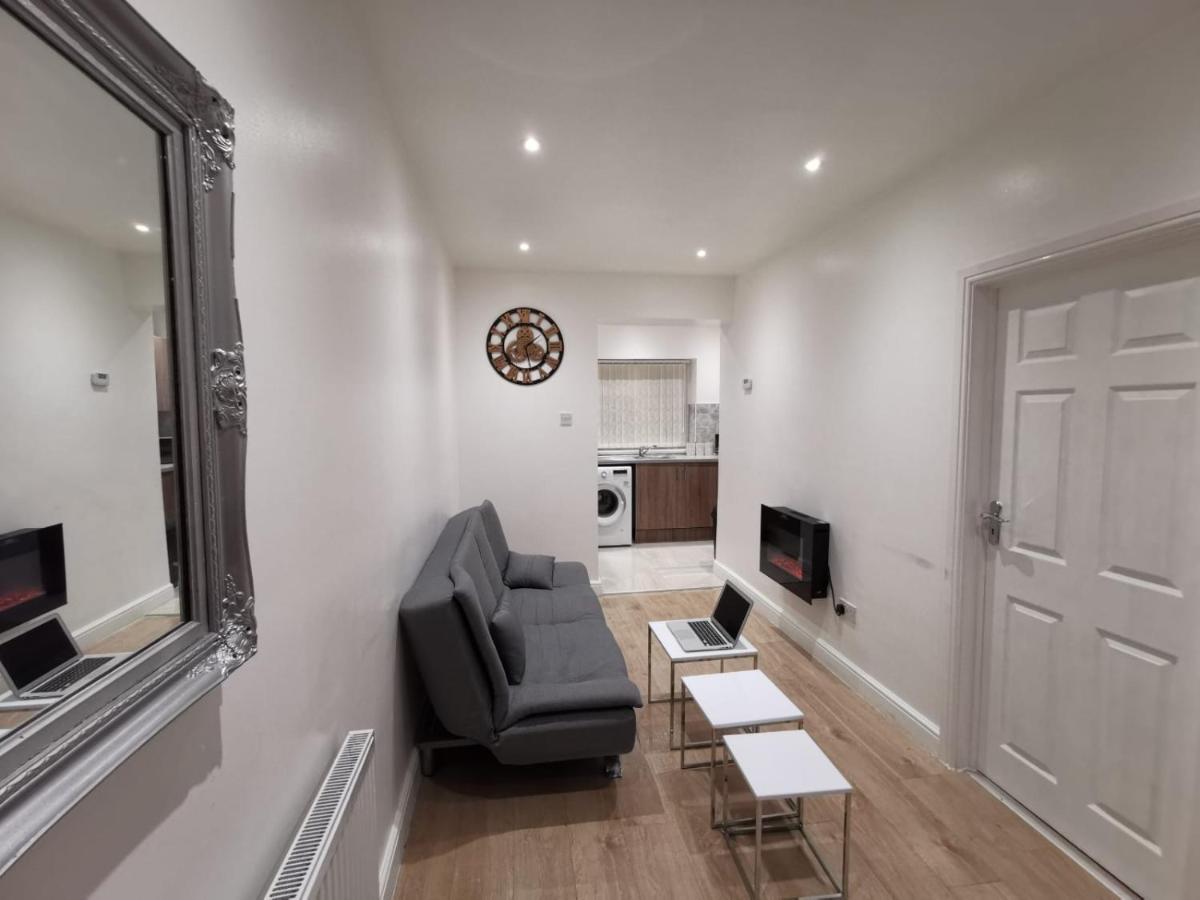 Three Bedroom Modern Apartment By Luton Airport And Luton Station Luton (Bedfordshire) Exterior foto
