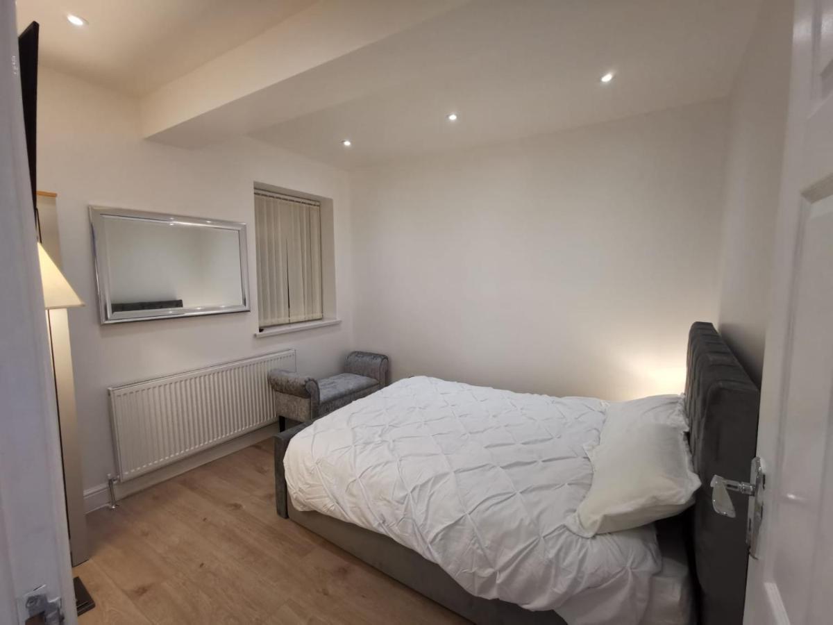 Three Bedroom Modern Apartment By Luton Airport And Luton Station Luton (Bedfordshire) Exterior foto