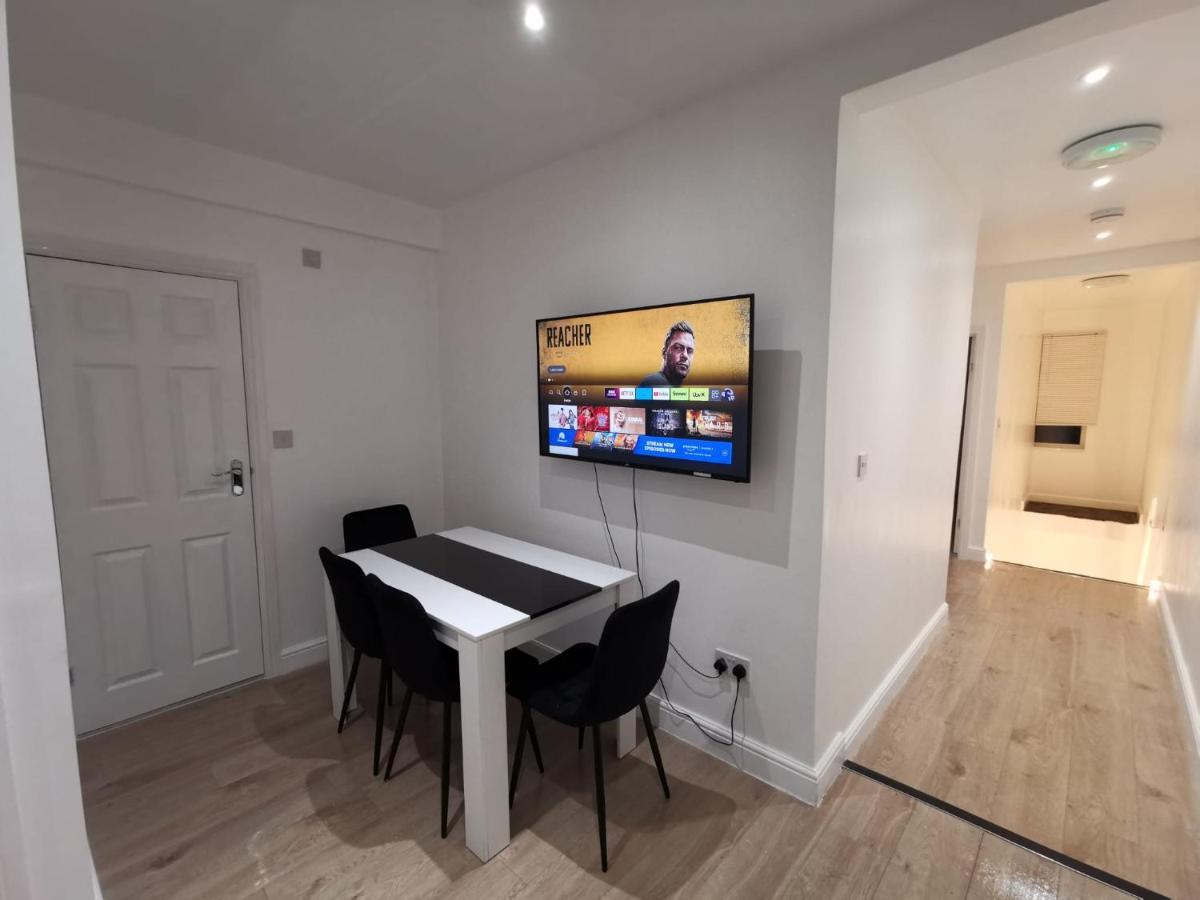 Three Bedroom Modern Apartment By Luton Airport And Luton Station Luton (Bedfordshire) Exterior foto