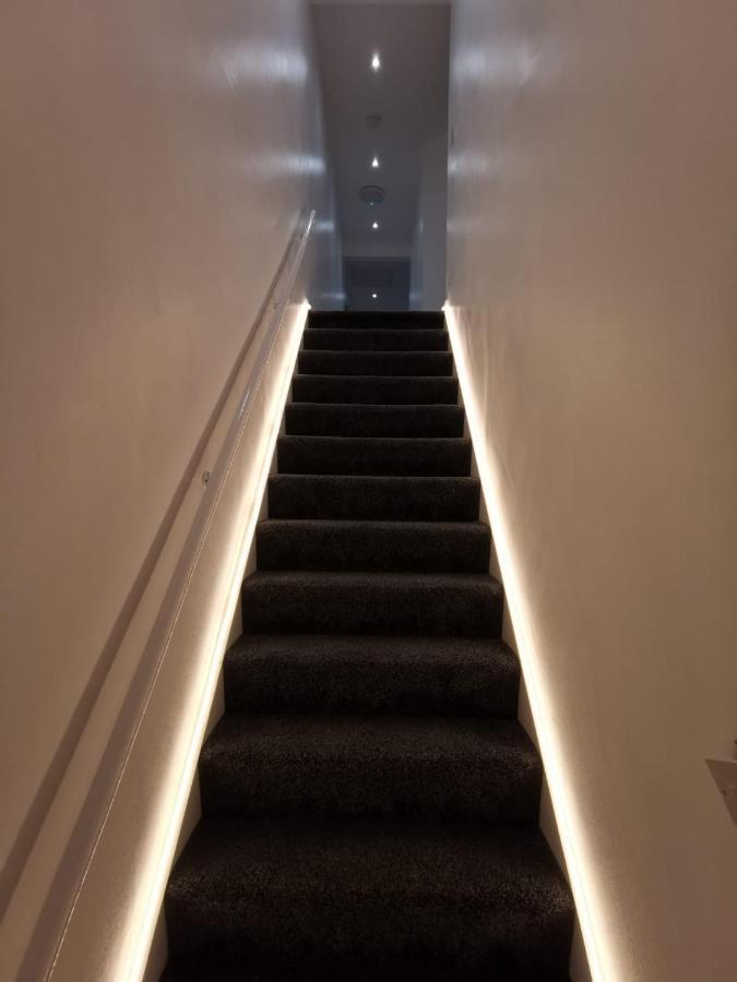 Three Bedroom Modern Apartment By Luton Airport And Luton Station Luton (Bedfordshire) Exterior foto